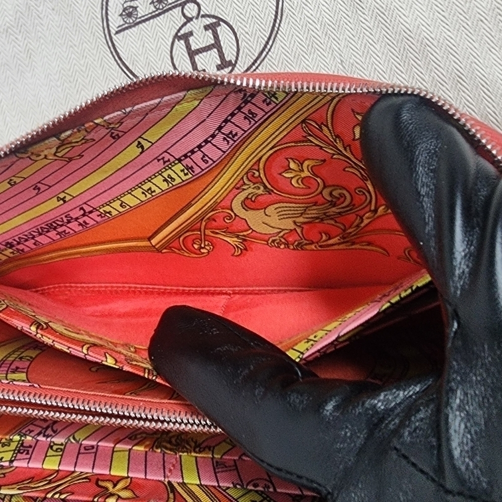 Hermès Leather Wallet – A Timeless Luxury with Character - Picture 8 of 12